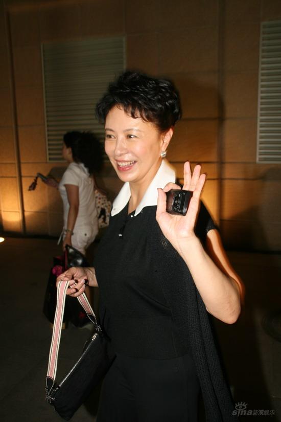 演员刘佳挥手致意