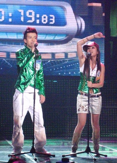 图文:绝对唱响八强赛--陈超尉胡文后台沟通少