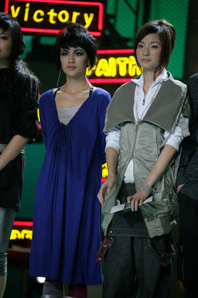 图文:型秀6进5--余虹婷与常小婧同唱月光气质