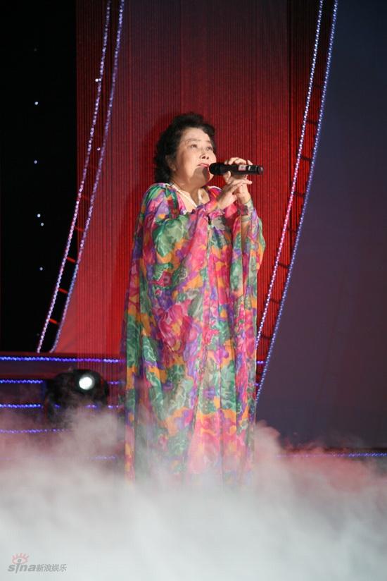 图文首届怀柔影视文化节开幕叶佩英演唱