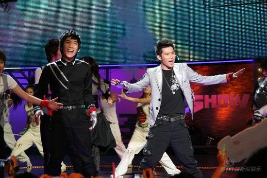 图文:2007我型我秀总决选--吴斌动作潇洒