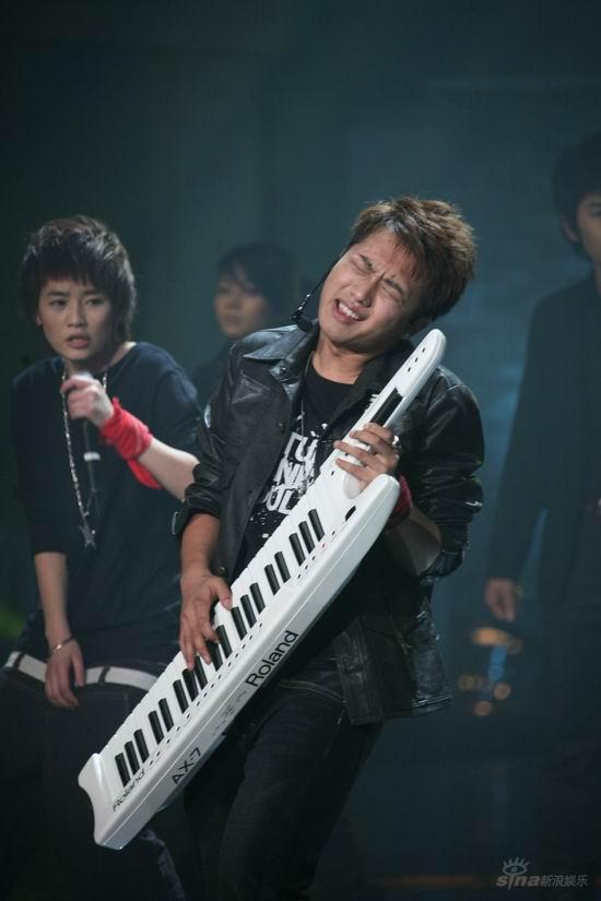 图文:2007我型我秀总决选--键盘手高阳演奏
