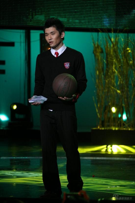 图文:2007我型我秀总决选--吴斌穿学校制服