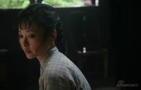 组图:袁立最新造型亮相 演绎美艳黑帮女老大