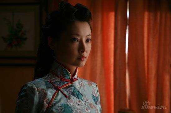 组图:袁立最新造型亮相 演绎美艳黑帮女老大