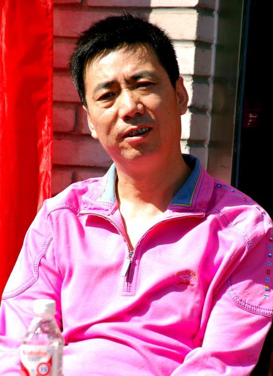 图文:《低头不见抬头见》--范明衬衣鲜艳