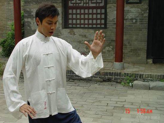 谭耀文拍戏精益求精片场苦练太极神功(组图)