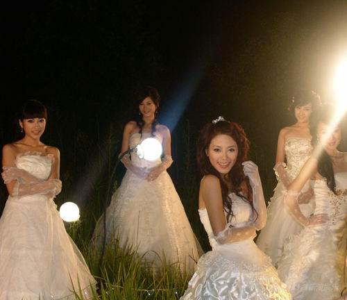 婚纱插曲_动漫婚纱情侣头像(2)