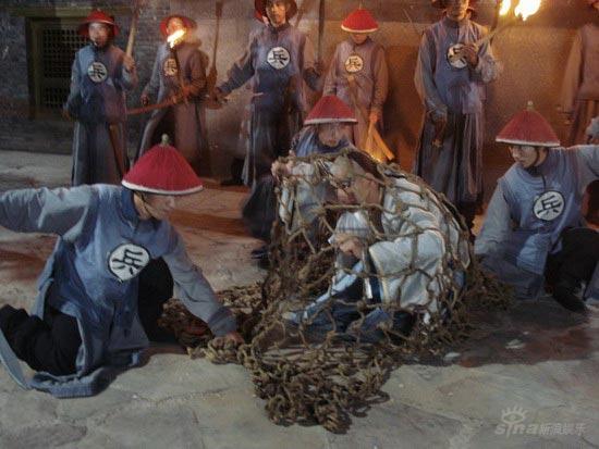 乔振宇演反派挨板子受尽折磨惨不忍睹(组图)