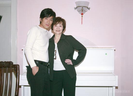 《静静的栈桥》正热拍 归亚蕾杨子成母子(组图