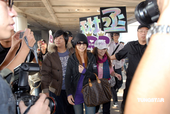 杨丞琳香港参加活动 fans机场热情迎接【图】