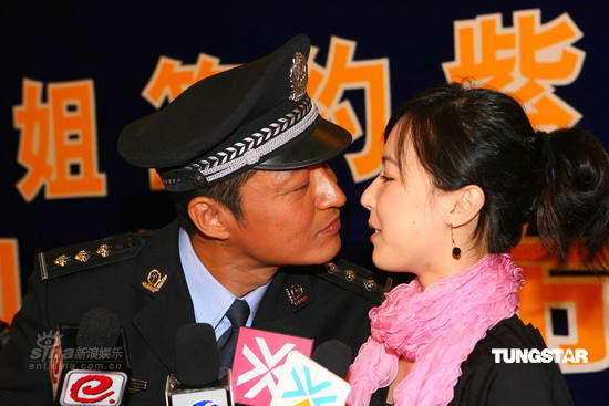 组图:马景涛宣传新剧《一路夫妻》 深情吻爱妻