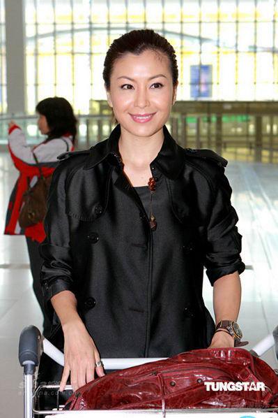 组图:伍咏薇郑嘉颖等离港录制《舞动奇迹》