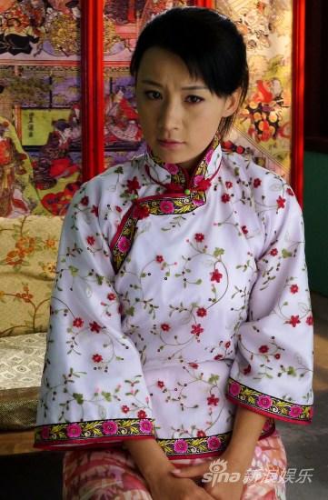 姚芊羽旗袍装 姚芊羽骑马装 新浪娱乐讯 近日,大型民国题材电视剧