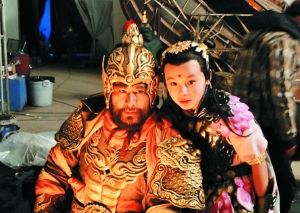 “卷帘大将”威严也和蔼,与哪咤合照。