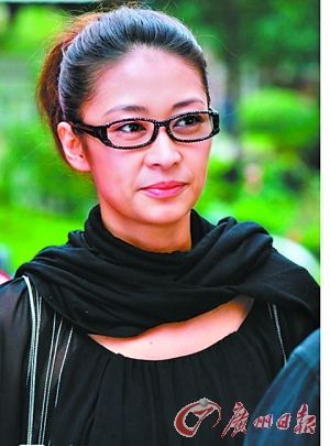 那依离婚后屡战屡败,屡败屡战。