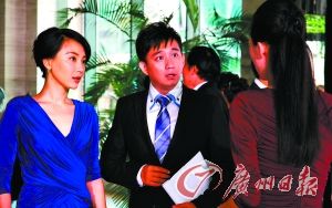 “小三”故意和正妻撞衫。