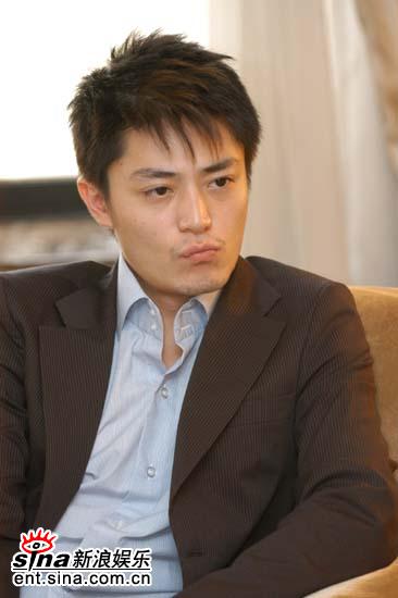 图文：《红拂女》主演做客新浪--霍建华沉思