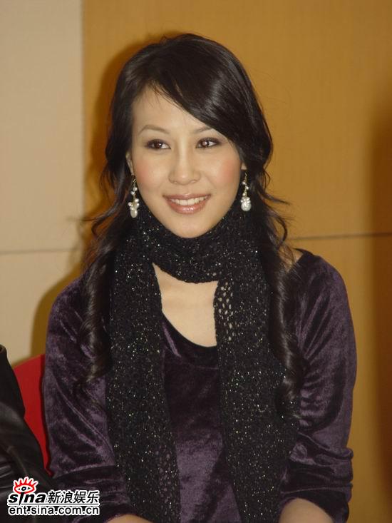 图文:《胭脂水粉》发布会--曹敏莉靓丽烟熏装