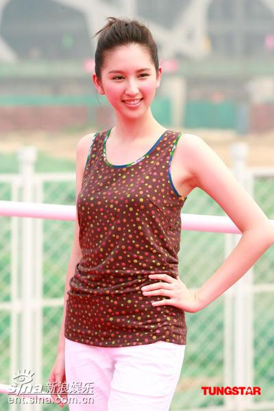 图文:香港小姐北京外景拍摄--入围佳丽何傲儿