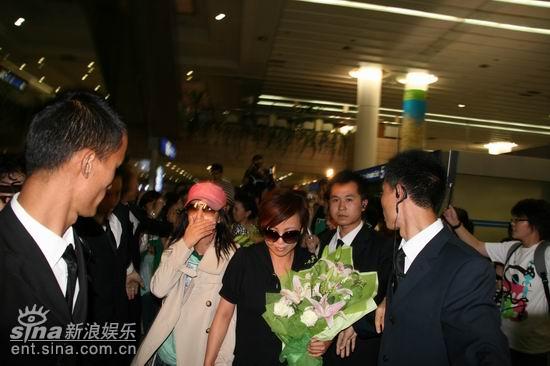 图文：《岁月风云》抵上海--邓萃雯走在最前面