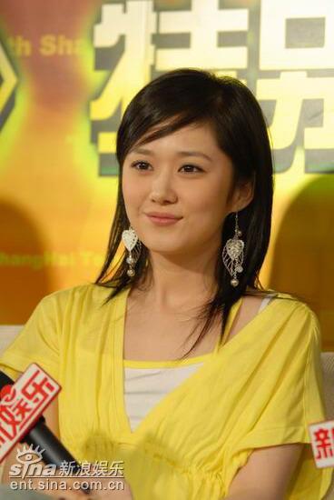 图文：张娜拉严宽聊新剧--娜拉明黄色装扮