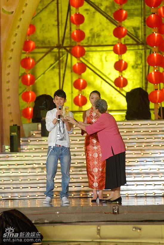 图文：华语主持人盛典--沈力为何炅颁奖