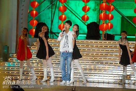 图文：华语主持人盛典--何炅登台演唱歌曲