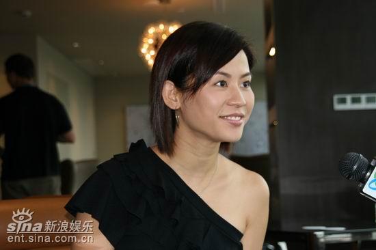 图文：新浪娱乐对话宣萱--仔细聆听记者提问