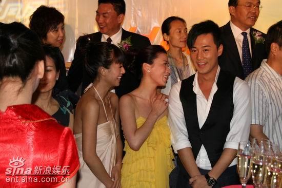 图文:《岁月风云》电视节宣传--佘诗曼靠着林峰