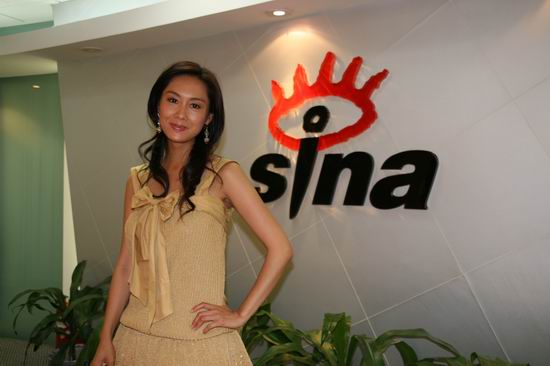 饰)及健康舞老师杨彤(刘晓靓饰)展开的华丽