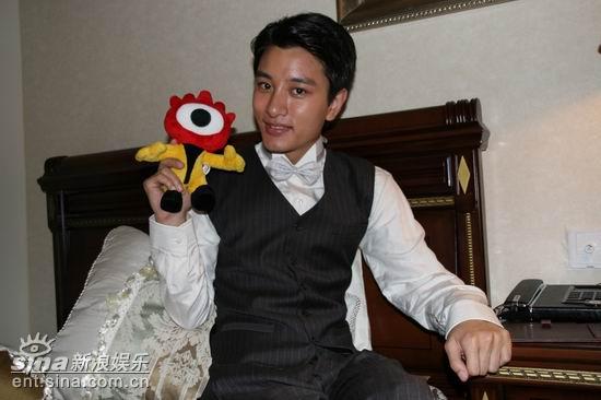 图文：独家探班《生死桥》--贾乃亮拿小浪人