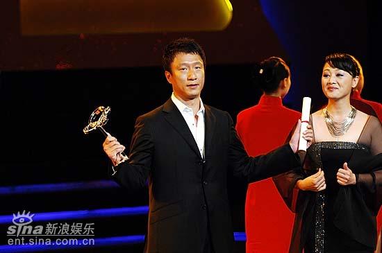 图文：孙红雷刘若英称帝封后--和王姬并肩