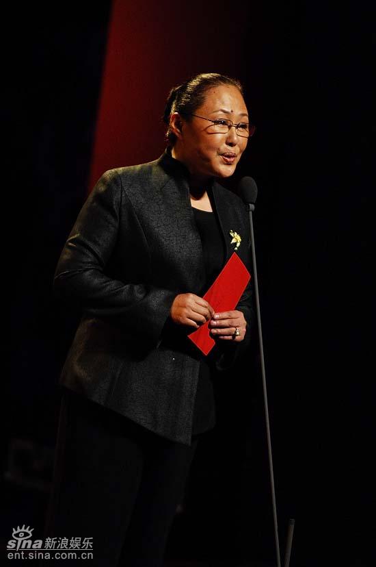 图文：《福贵》获评委会大奖--斯琴高娃手握信封