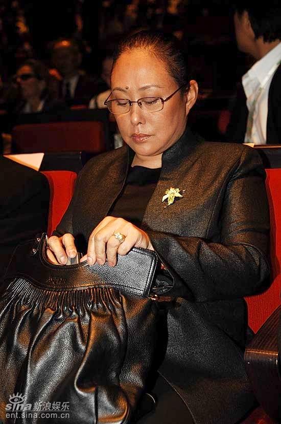 图文:白玉兰奖颁奖典礼现场--斯琴高娃一身黑衣