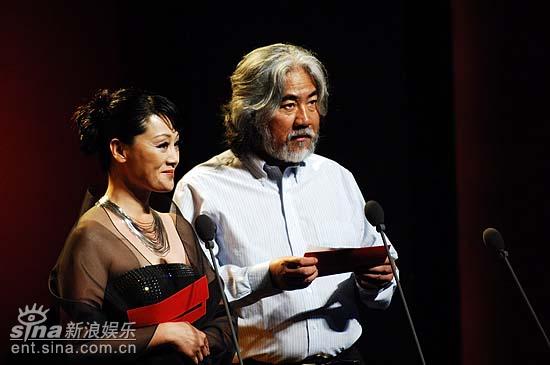图文：王姬和张纪中颁奖--张纪中宣读获奖名单
