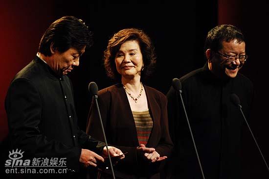 图文：白玉兰颁奖礼--王刚偷着乐