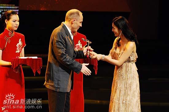 图文：白玉兰颁奖礼--金素妍颁奖