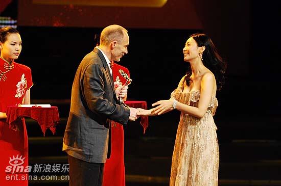 图文：白玉兰颁奖礼--金素妍长发飘飘