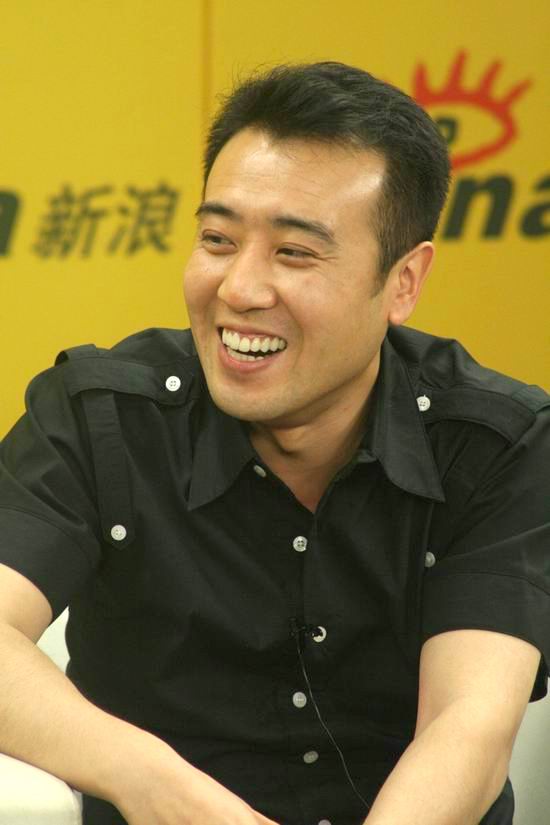 图文：许晴于和伟聊《局中局》--于和伟开心笑容