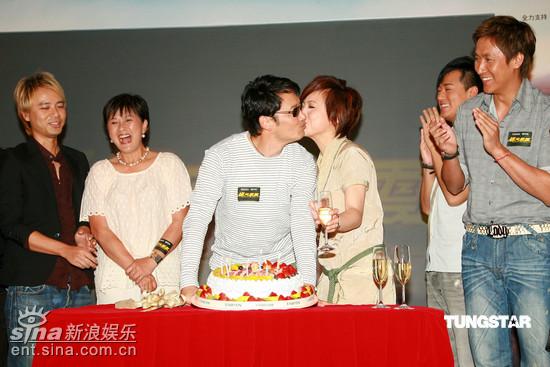 图文：《岁月风云》将播--邓萃雯苗侨伟当众激吻