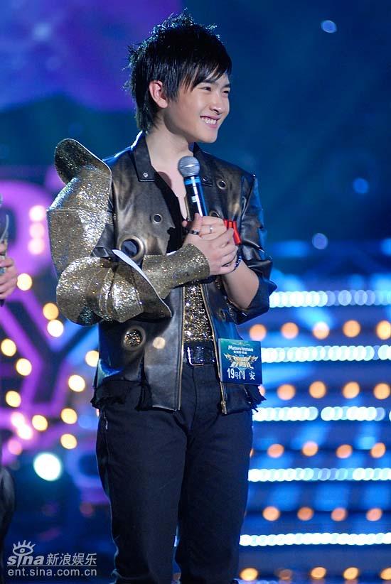 图文:好男儿8进6--闫安见到母亲十分开心激动