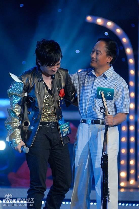 图文:好男儿8进6--选手闫安被感动得泣不成声