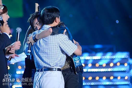 图文:好男儿8进6--选手闫安与父亲紧紧拥抱