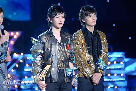 图文:好男儿8进6--闫安与李易峰接受评委点评