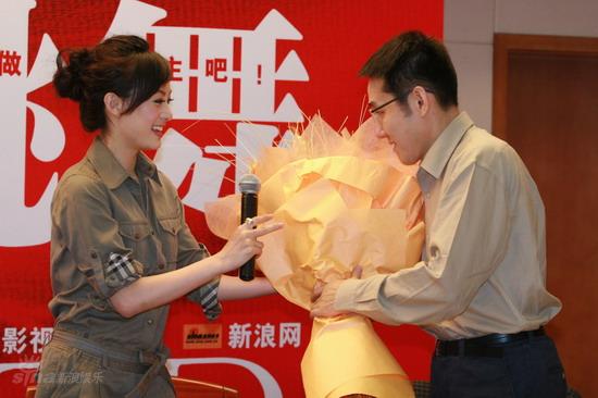 图文：海岩《舞者》发布会--海岩给孙俪献花