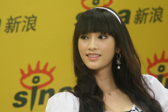 图文:《梦里花落》主创做客--张俪洋娃娃装扮