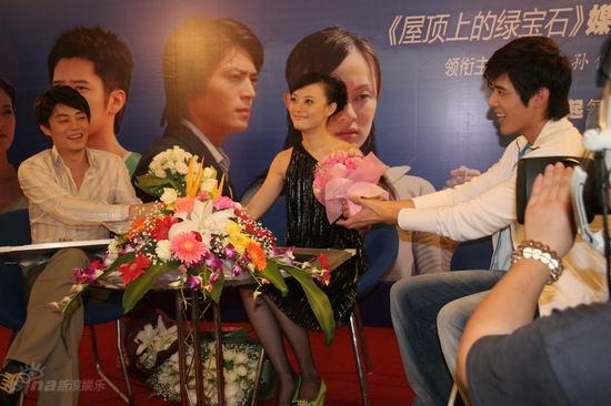 图文：《绿宝石》见面会--胡宇崴献花