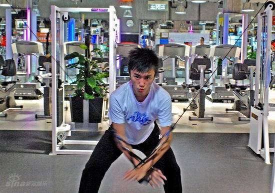 图文:真男孩健身房训练-冯盛浩拉绳大法