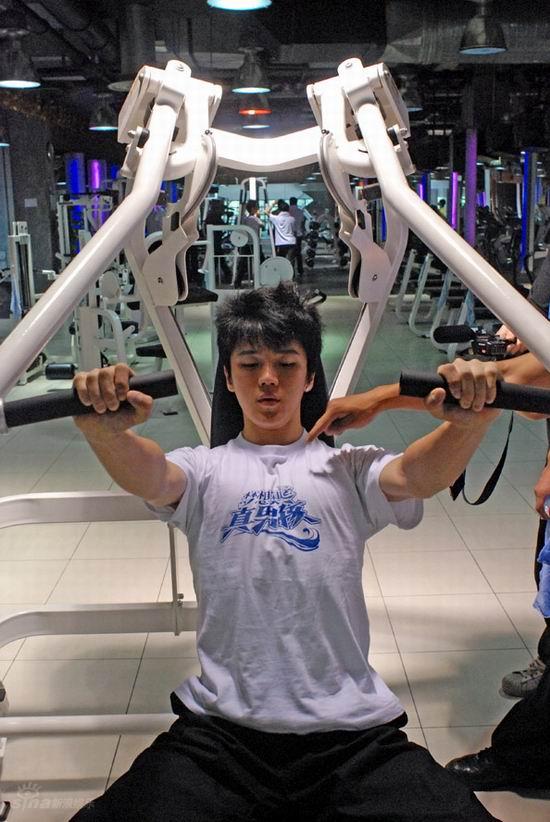 图文:真男孩健身房训练-王星凯练臂力